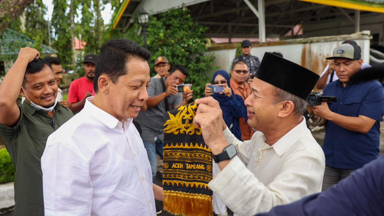 Gubernur Aceh Mualem Berkunjung ke Aceh Tamiang dengan Tim Medis Malaysia di Mobil Bak Terbuka