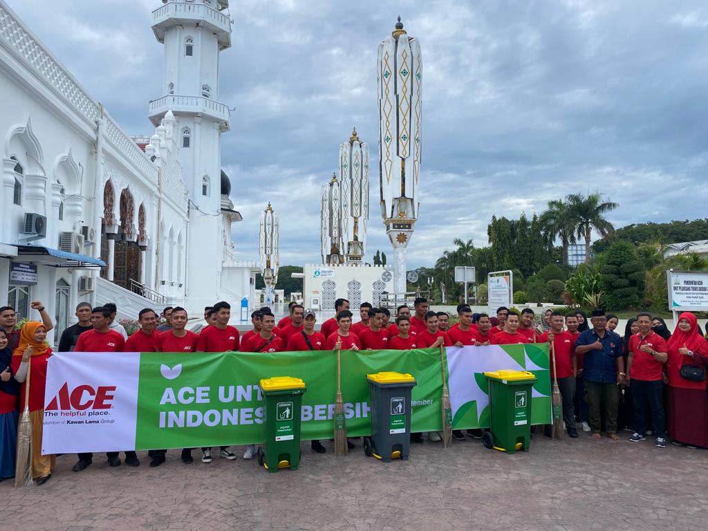 ACE Hardware Gelar Aksi Bersihkan Masjid Raya Baiturrahman Banda Aceh